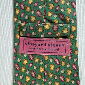 Vineyard Vines Tie Silk Green with Acorn and Leaf Design for Fall